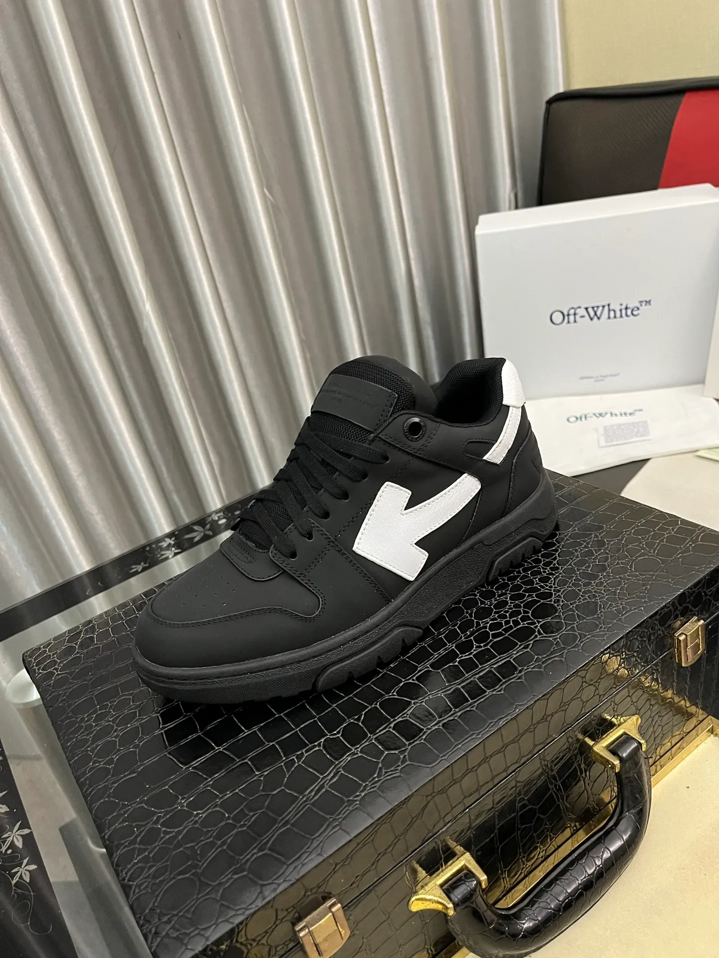 Men's shoes 💰600⌚️⌚️ OFF-White C/O VirGil Abloh fashionable and versatile casual shoes. Exclusive first release of the new model. Made of environmentally friendly cowhide leather and mesh fabric upper material. The insole is embedded with foam cushioning EVA material. The correct midsole is equipped with EVA lightweight cushioning. External tooth nail rubber outsole. The correct accessories can be customized simultaneously. Women's model: 35-40 Men's model: 39-45